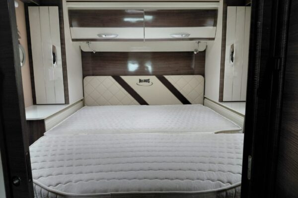 Chambre de camping-car avec lit double et rangements