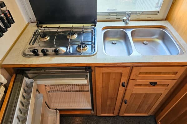 Kitchenette avec gazinière, évier double et mini-réfrigérateur