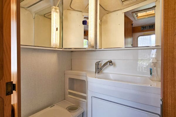 Petite salle de bain de camping-car compacte
