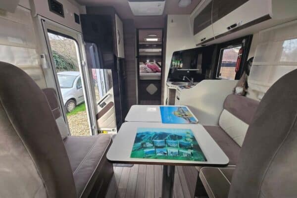 Intérieur de camping-car avec coin repas et kitchenette