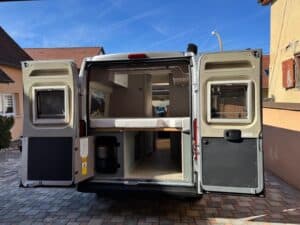 Arrière d’un van aménagé portes ouvertes