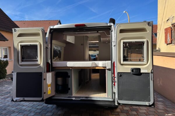 Arrière d’un van aménagé portes ouvertes