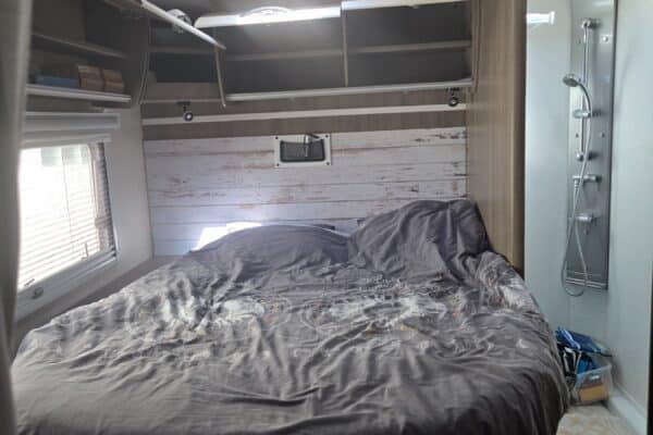 Chambre de camping-car avec lit double et douche