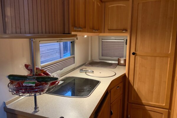 Petite cuisine de camping-car en bois clair