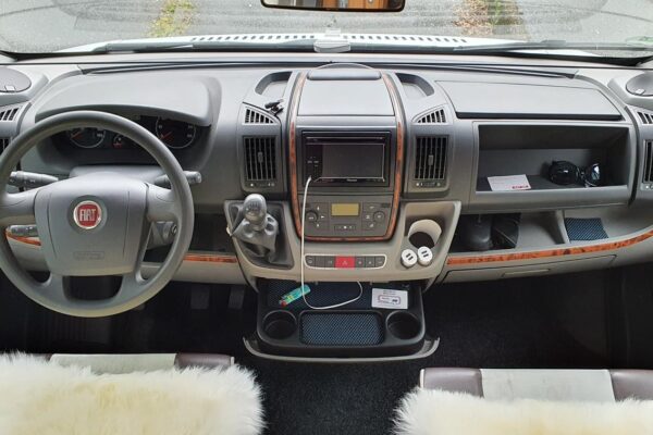 Tableau de bord Fiat avec console centrale boisée