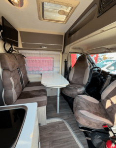 Intérieur de camping-car avec table et sièges pivotants