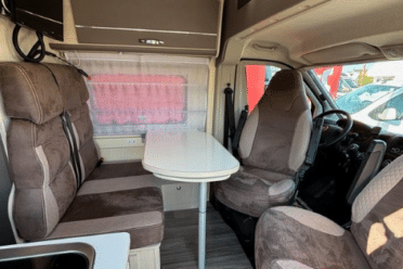 Intérieur de camping-car avec table et sièges pivotants