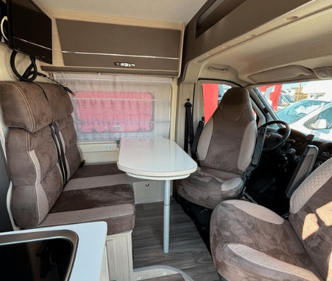 Intérieur de camping-car avec table et sièges pivotants