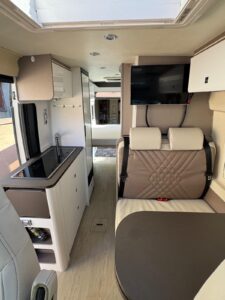 Intérieur moderne de camping-car avec cuisine et banquette