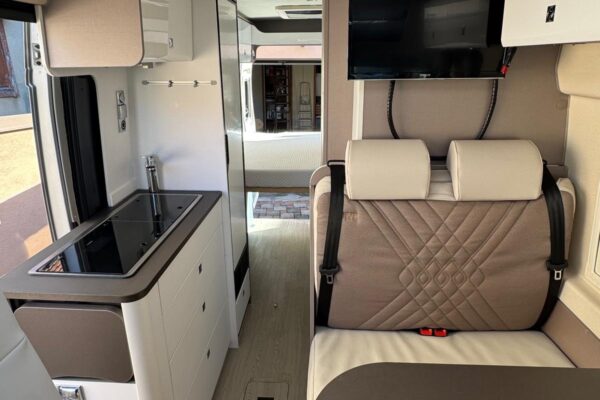 Intérieur moderne de camping-car avec cuisine et banquette