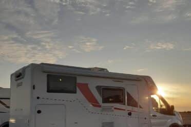 Camping-car stationné au coucher du soleil