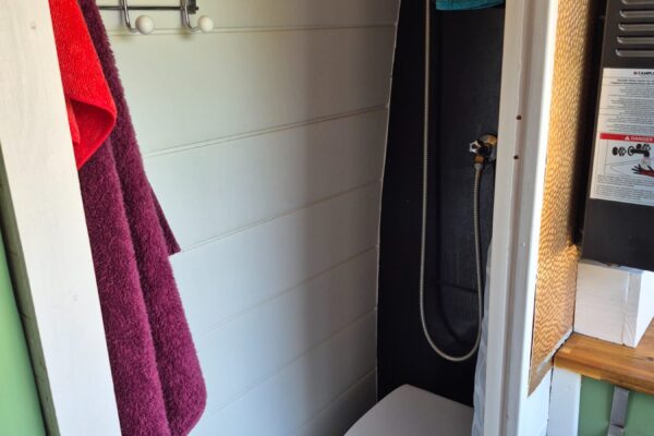 Petite salle de bain compacte avec douche et toilettes