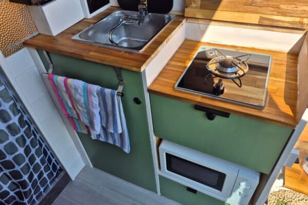 Petite cuisine compacte avec évier et plaque gaz