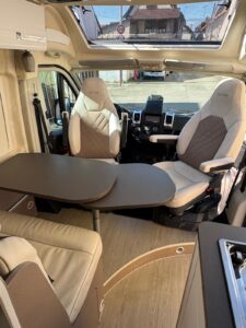 Intérieur de camping-car moderne avec sièges pivotants