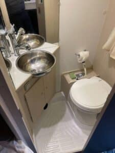 Petite salle de bain compacte avec WC et lavabo