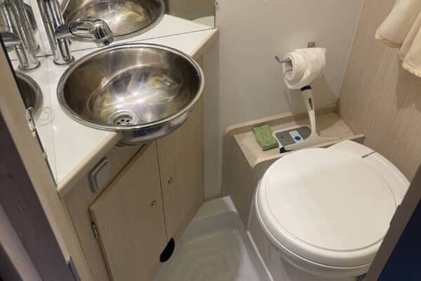 Petite salle de bain compacte avec WC et lavabo