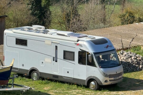 Grande Camper bianco parcheggiato in campagna
