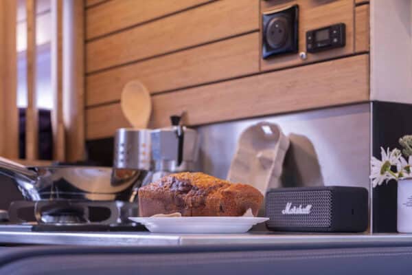 Selbstgebackener Kuchen auf der Arbeitsplatte einer modernen Küche