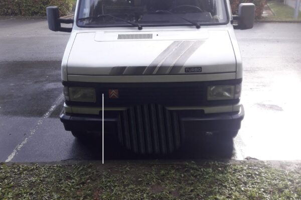 Camping-car blanc Eriba vu de face