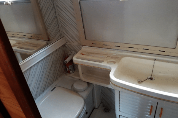 Petite salle de bain compacte avec toilettes et lavabo