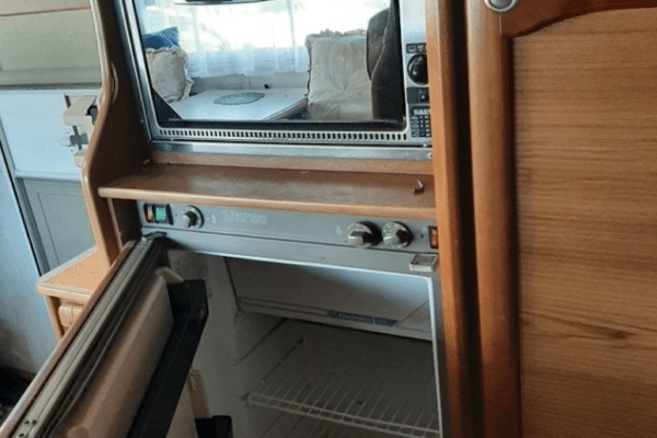 Réfrigérateur ouvert sous micro-ondes dans camping-car
