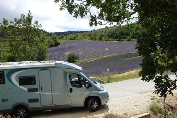 Camping-car près d’un champ de lavande