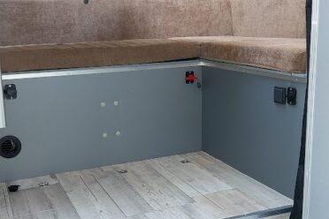 Interno dell'Van camperizzato con sedile a L in panchina