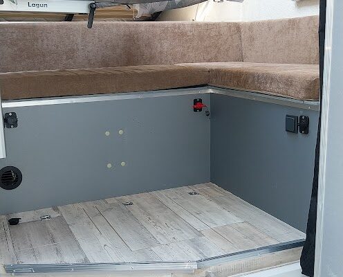 Intérieur de van aménagé avec banquette en L