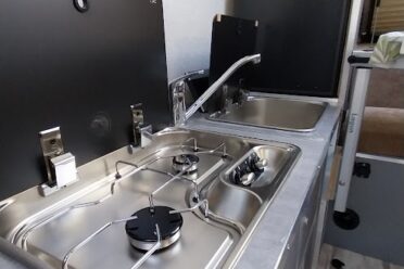 Camper cucina compatta con lavello e piano cottura