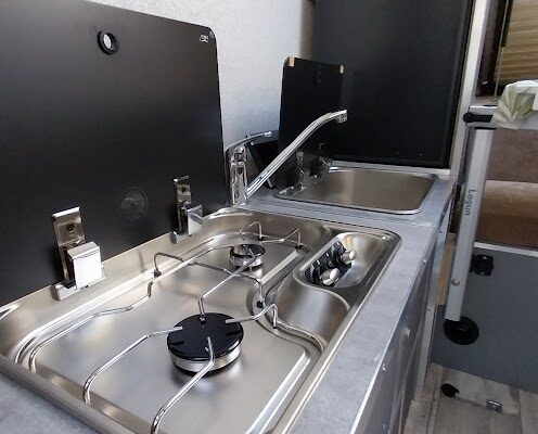 Cuisine compacte de camping-car avec évier et réchaud