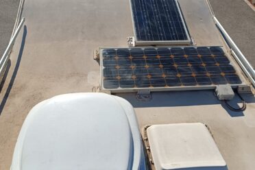 Solarmodule auf dem Dach von Wohnmobil