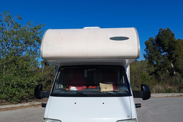 Camping-car blanc McLouis sous ciel bleu