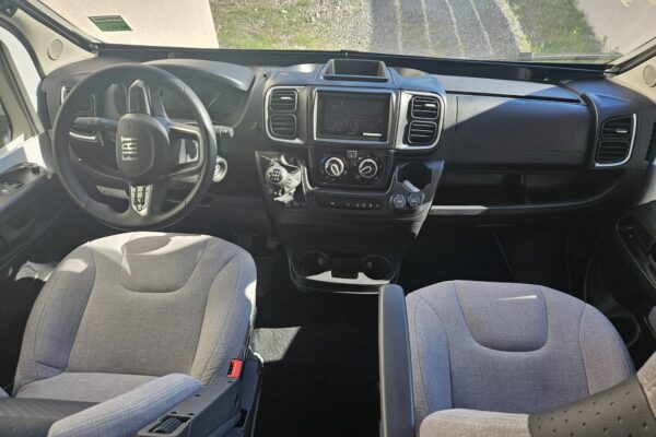 Intérieur cabine Fiat avec tableau de bord moderne