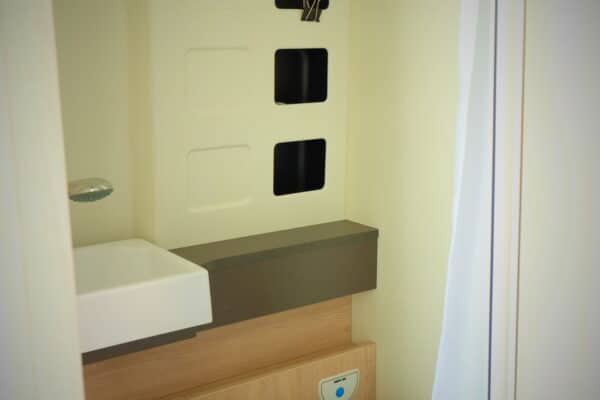 Petite salle de bain moderne avec toilettes et lavabo