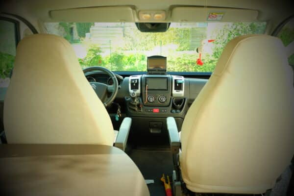 Intérieur cabine camping-car avec tableau de bord