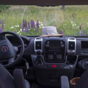 Intérieur de van face à un champ fleuri