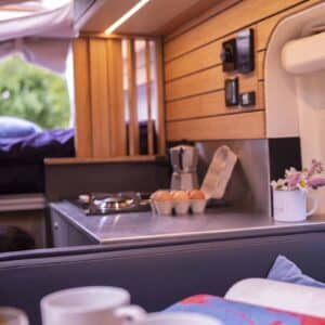 Cuisine aménagée de van avec œufs et cafetière
