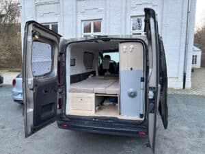 Aménagement intérieur d’un van avec lit et rangements