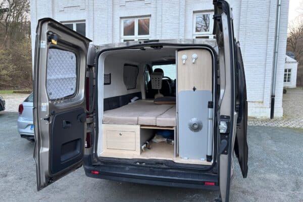 Aménagement intérieur d’un van avec lit et rangements
