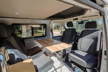 Inneneinrichtung von Campervan mit Tisch und Sitzen