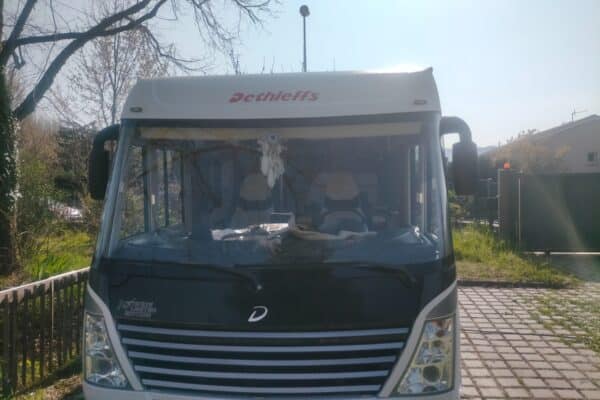 Camping-car Dethleffs stationné en plein soleil