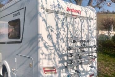 Retro del camper bianco con Portabici