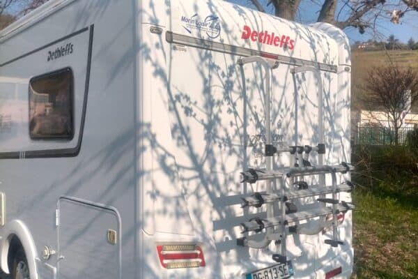 Arrière de camping-car blanc avec porte-vélos