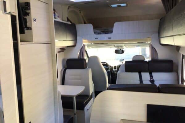 Intérieur moderne de camping-car avec couchage et banquettes