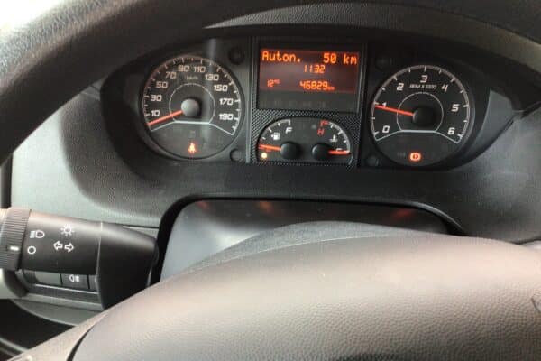 Tableau de bord voiture avec autonomie 50 km