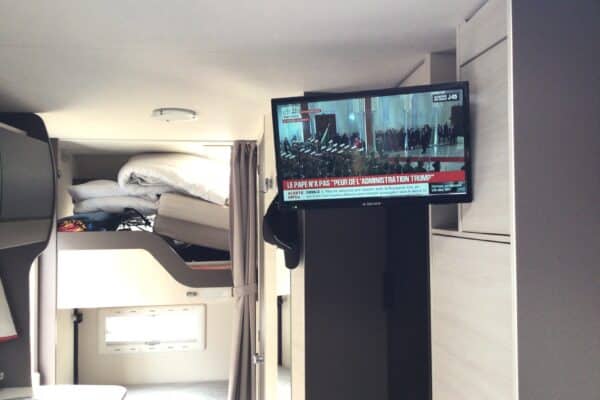 Intérieur de camping-car avec lits superposés et télévision