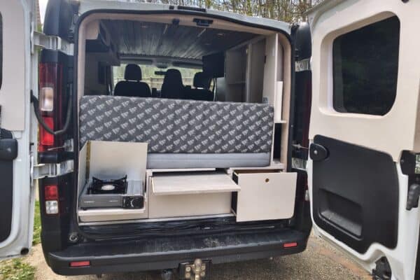 Aménagement van avec lit et kitchenette arrière