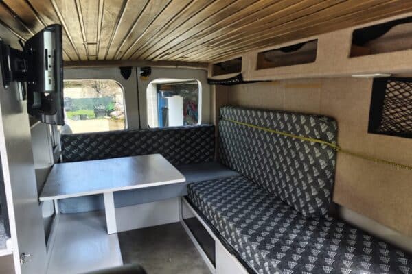Intérieur aménagé de van avec banquettes et table