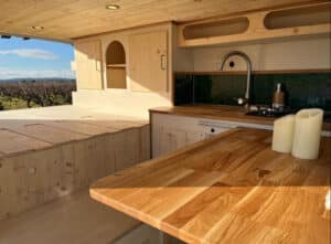 Cuisine aménagée en van avec vue sur vignoble