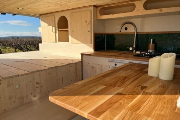 Cuisine aménagée en van avec vue sur vignoble